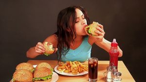 mujer disfrutando de la comida rápida
