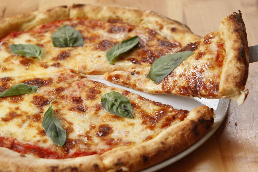 sirviendo pizza napolitana