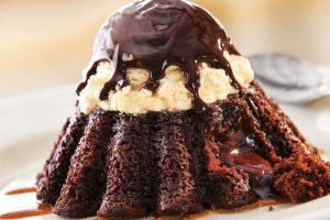 Molten Chocolate Cake con helado de vainilla y jarabe de chocolate