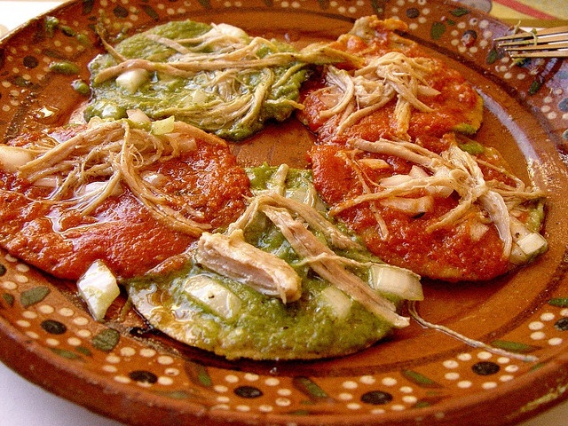 chalupas con salsa verde y roja