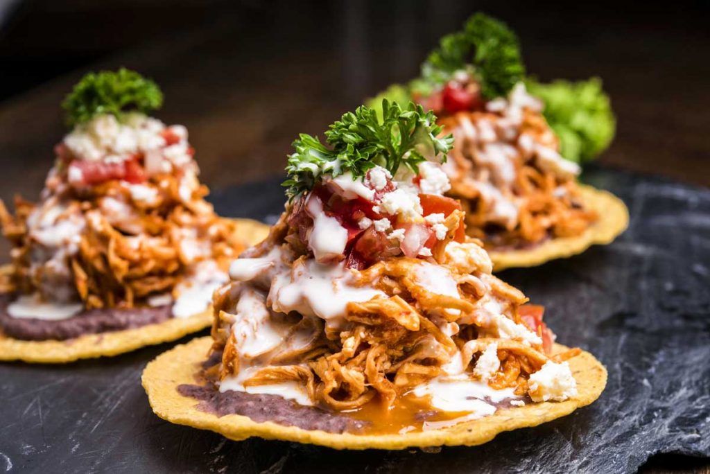 Las tostadas mexicanas de pollo